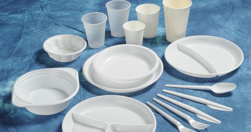 Plastica, al bando i piatti ma i bicchieri sono permessi Piatti e bicchieri di plastica andranno nel contenitore